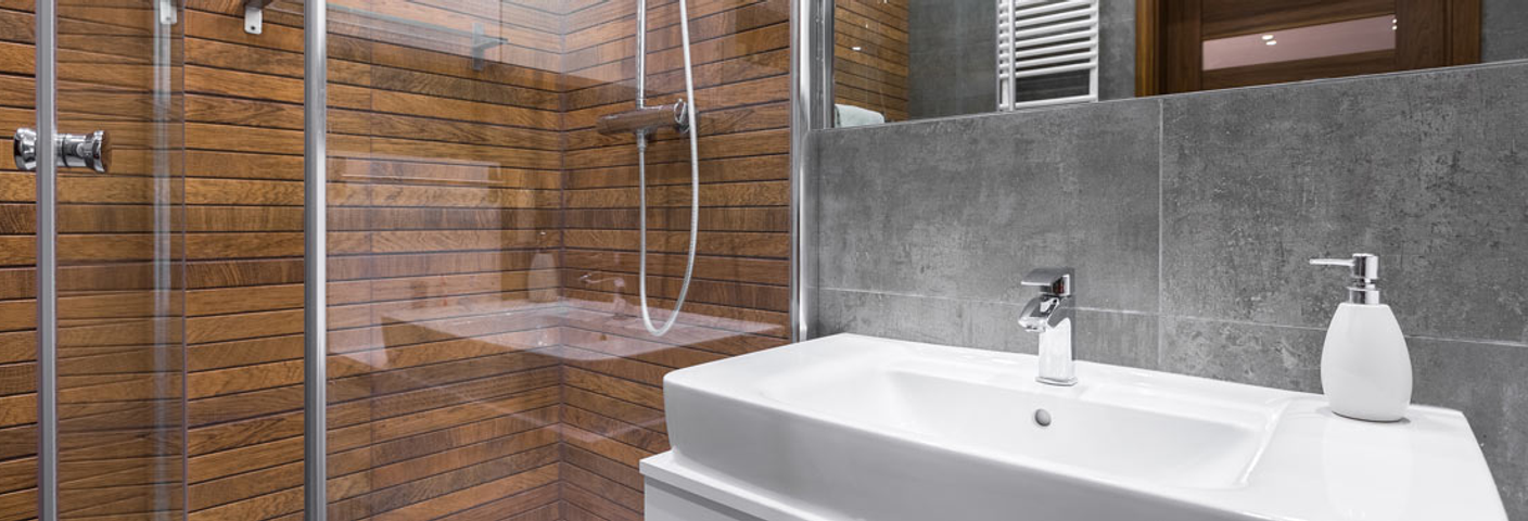 Niche shower with wooden walls