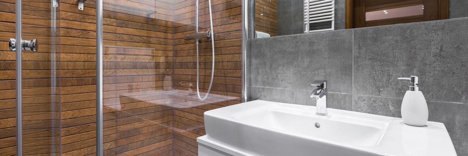Niche shower with wooden walls